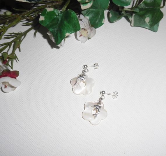 Örhängen med pärlemorblommor och delfiner på örhängen i 925 sterling silver.
