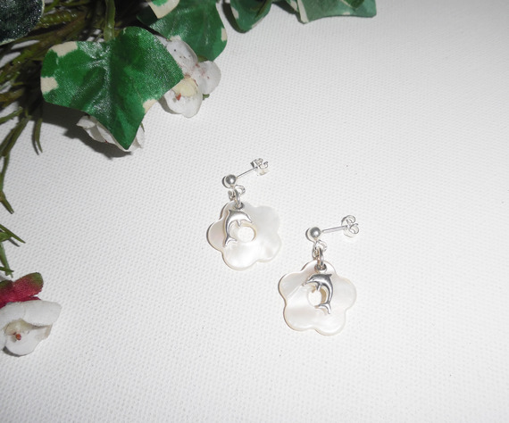 Örhängen med pärlemorblommor och delfiner på örhängen i 925 sterling silver.