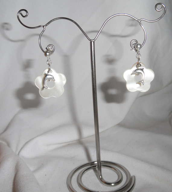 Örhängen med pärlemorblommor och delfiner på örhängen i 925 sterling silver.