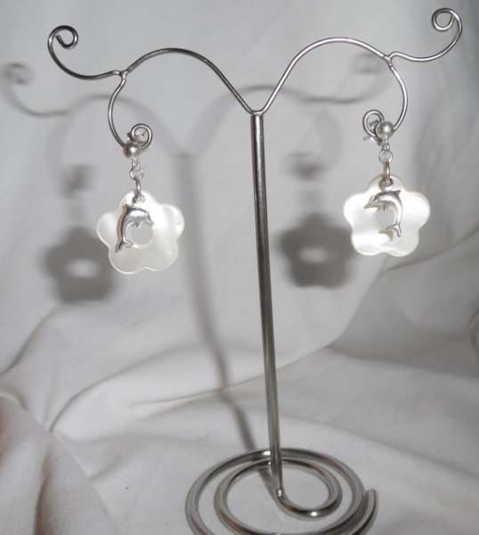 Örhängen med pärlemorblommor och delfiner på örhängen i 925 sterling silver.