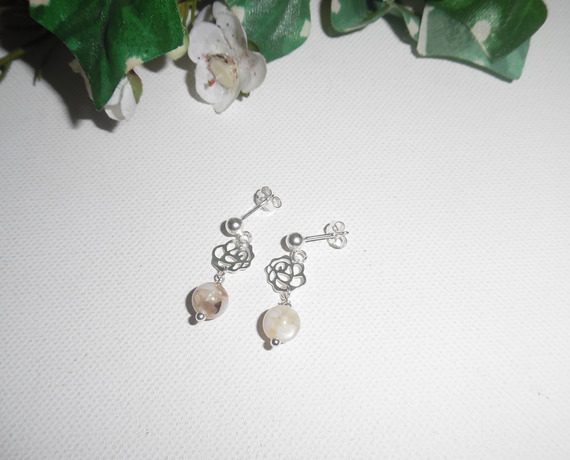 Örhängen med bruna pärlemorspärlor på örhängen i 925 sterling silver.