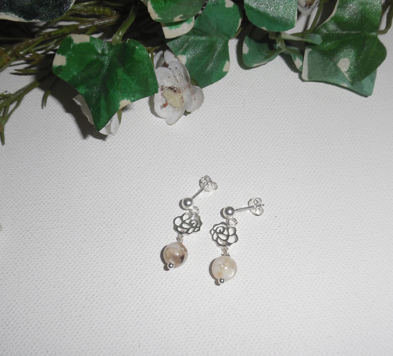 Örhängen med bruna pärlemorspärlor på örhängen i 925 sterling silver.