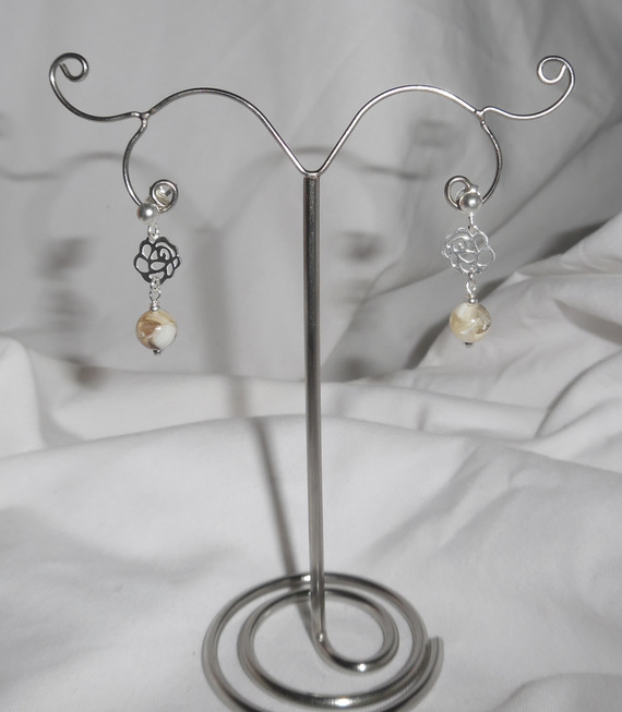 Örhängen med bruna pärlemorspärlor på örhängen i 925 sterling silver.