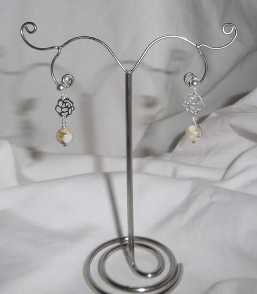 Örhängen med bruna pärlemorspärlor på örhängen i 925 sterling silver.