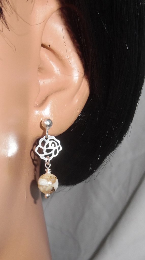 Örhängen med bruna pärlemorspärlor på örhängen i 925 sterling silver.
