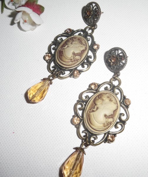 Bruna cameo örhängen med Swarovski kristall