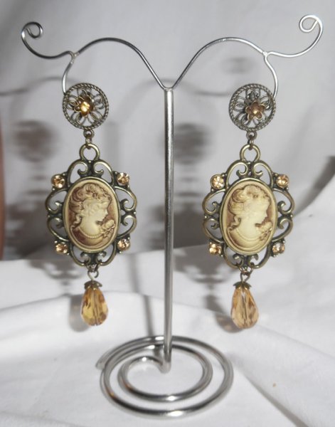 Bruna cameo örhängen med Swarovski kristall