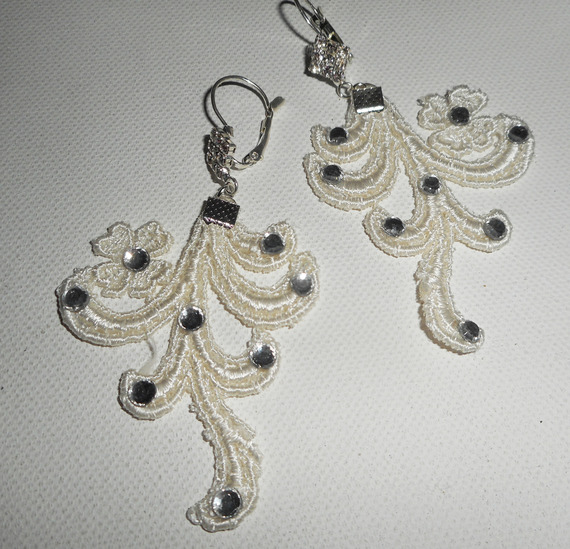 Örhängen med Swarovski-kristall och arabesque spets