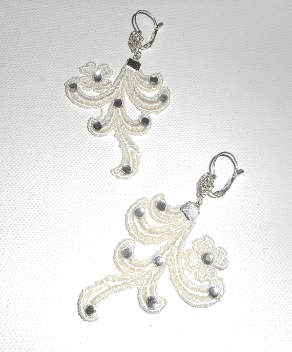 Örhängen med Swarovski-kristall och arabesque spets