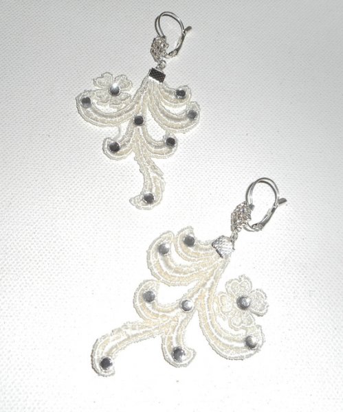 Örhängen med Swarovski-kristall och arabesque spets