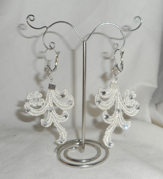 Örhängen med Swarovski-kristall och arabesque spets