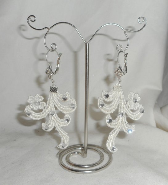Örhängen med Swarovski-kristall och arabesque spets