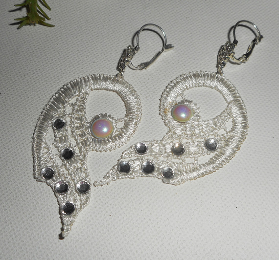 Vita spetsörhängen med Swarovski-kristall och pärlor