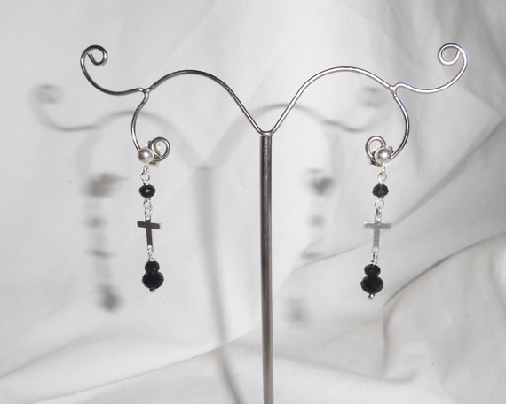 Örhängen med svarta kristallpärlor och kors på 925 sterling silver örhängen