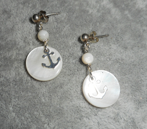 Örhängen i marinbläck och pärlemor på en sovring i 925 sterling silver.