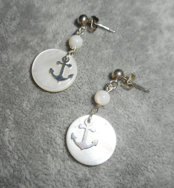 Örhängen i marinbläck och pärlemor på en sovring i 925 sterling silver.