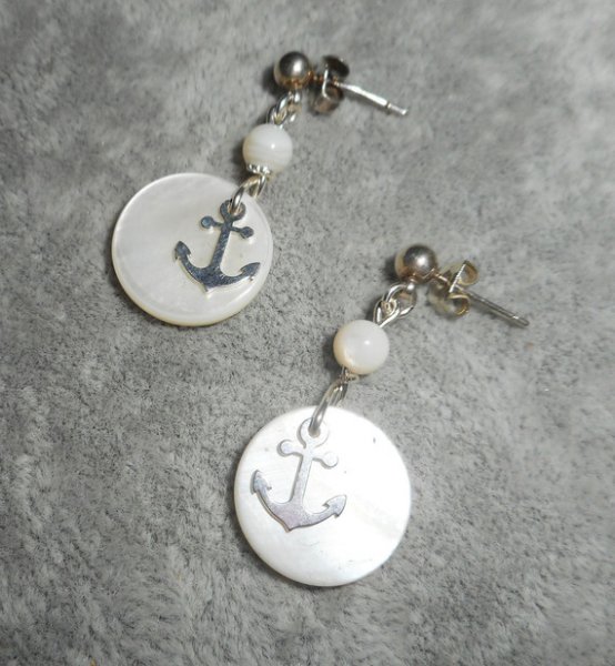 Örhängen i marinbläck och pärlemor på en sovring i 925 sterling silver.