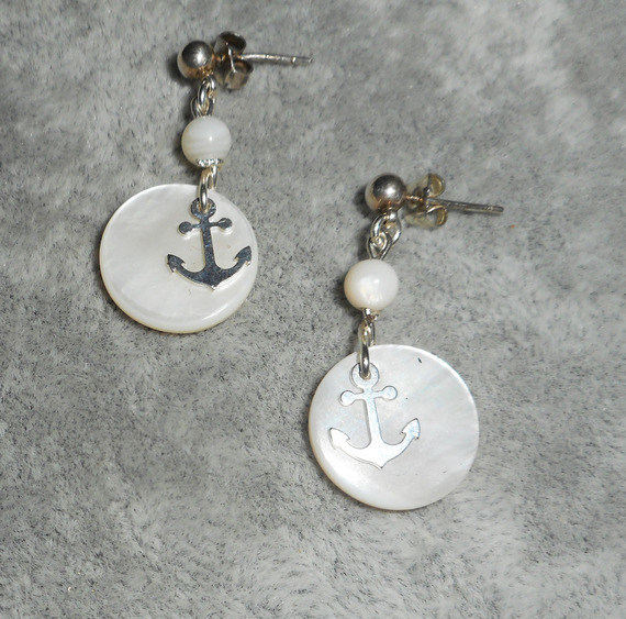 Örhängen i marinbläck och pärlemor på en sovring i 925 sterling silver.