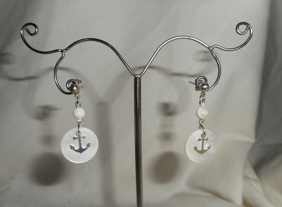 Örhängen i marinbläck och pärlemor på en sovring i 925 sterling silver.