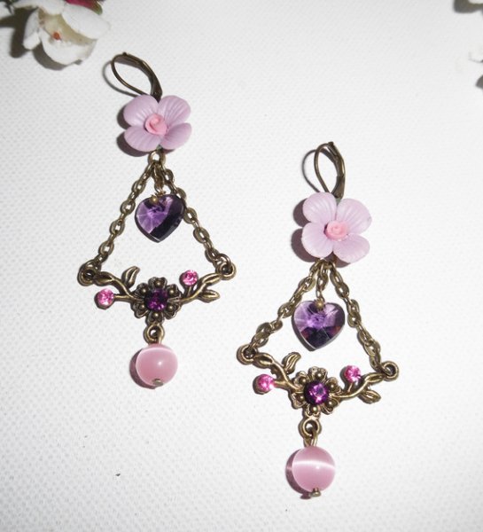 Lila blomsterörhängen med hjärtkassetter och rosa pärlor