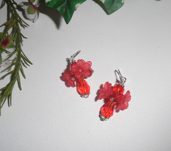 Röd blomma örhängen med kristallpärlor