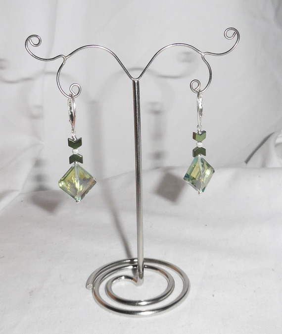 Örhängen med gröna kristaller och diamanter i 925 sterling silver
