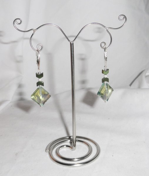 Örhängen med gröna kristaller och diamanter i 925 sterling silver