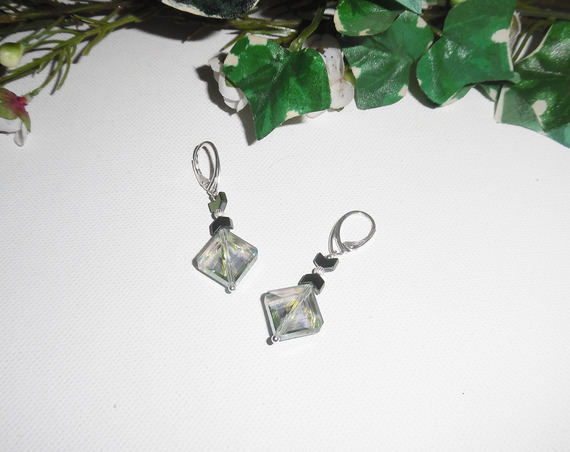 Örhängen med gröna kristaller och diamanter i 925 sterling silver