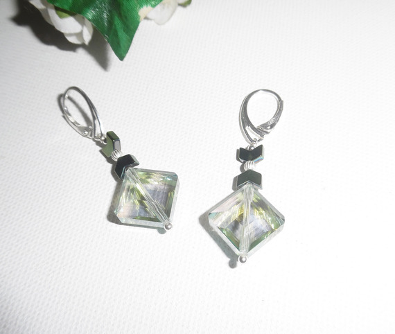 Örhängen med gröna kristaller och diamanter i 925 sterling silver