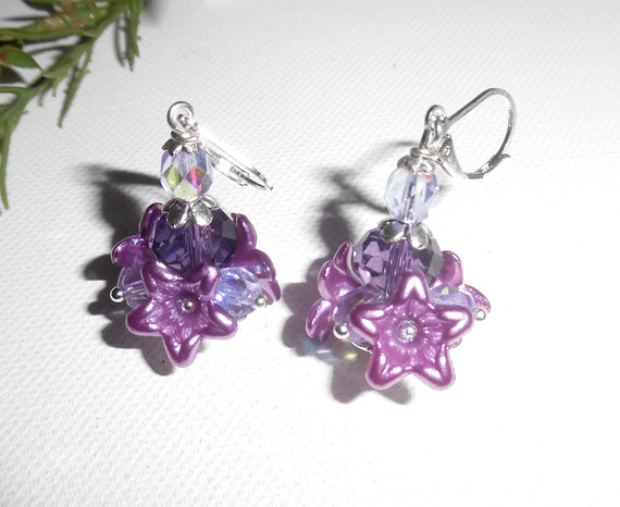 Original blomma och violett örhängen med kristallpärlor