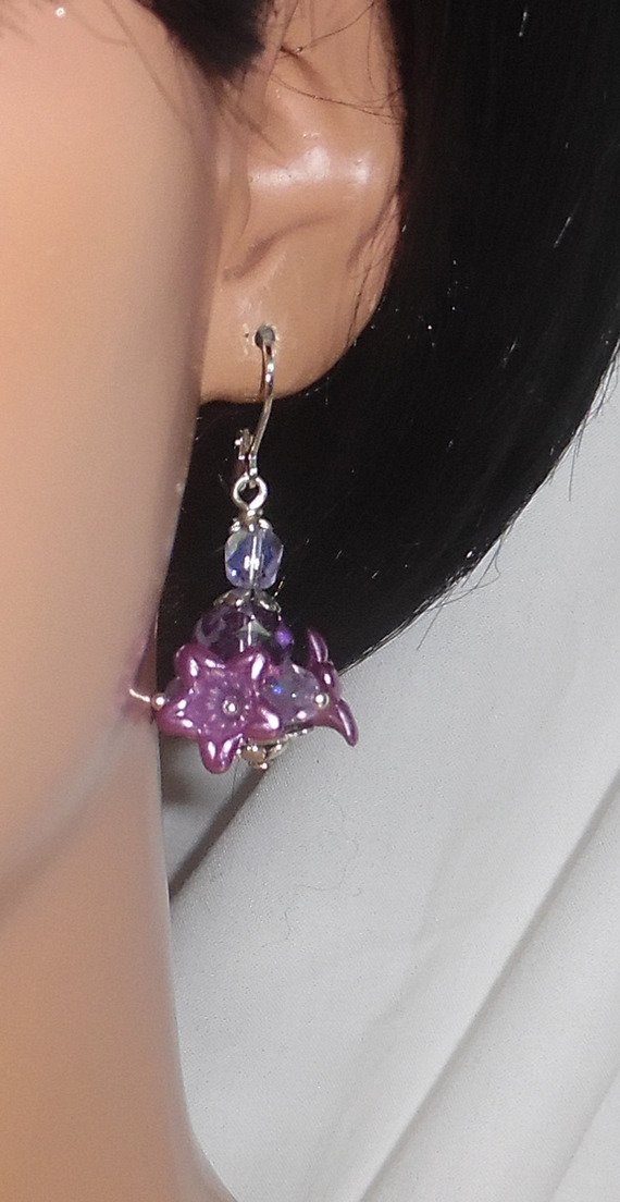 Original blomma och violett örhängen med kristallpärlor