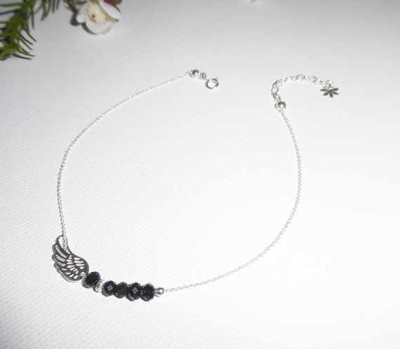 Ankelarmband med vinge och svarta bohemiska kristallpärlor på 925 silverkedja