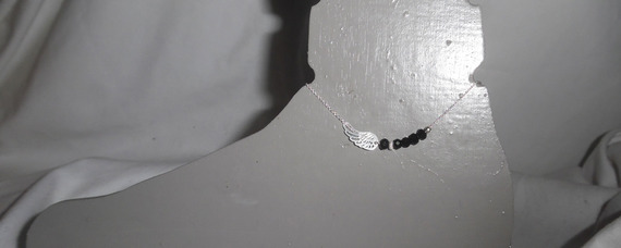 Ankelarmband med vinge och svarta bohemiska kristallpärlor på 925 silverkedja
