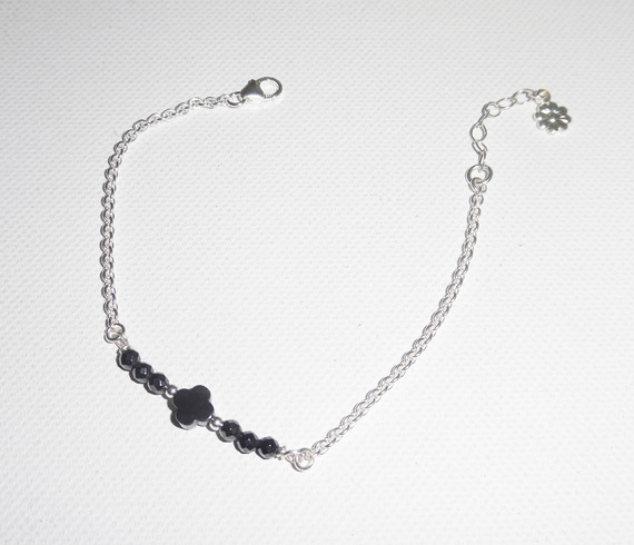 Armband med blommor och hematitstenar på 925 silverkedja