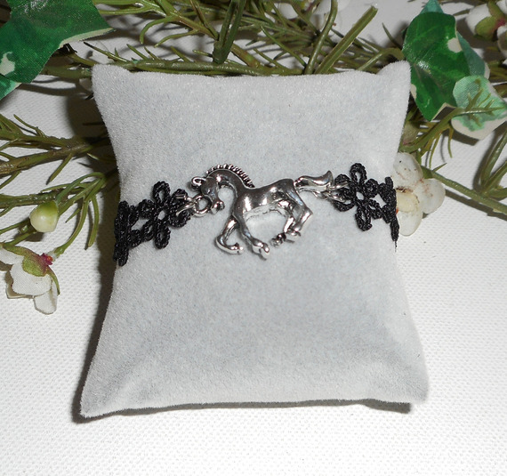 Original armband med häst i silvermetall på svart spets