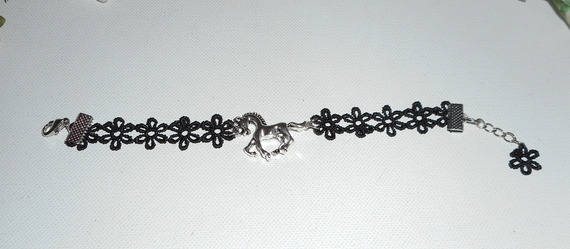 Original armband med häst i silvermetall på svart spets