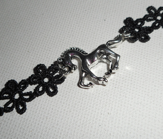 Original armband med häst i silvermetall på svart spets