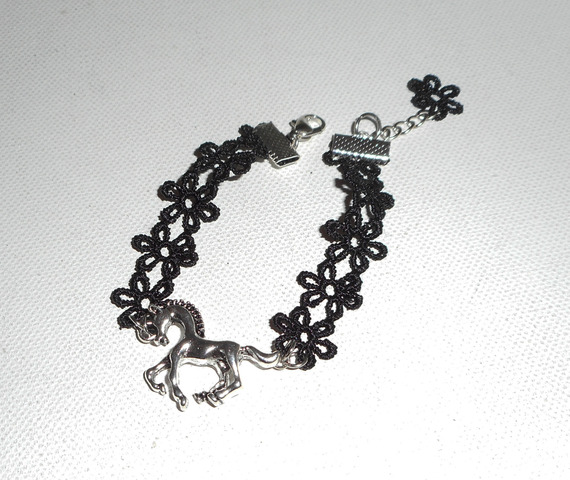 Original armband med häst i silvermetall på svart spets
