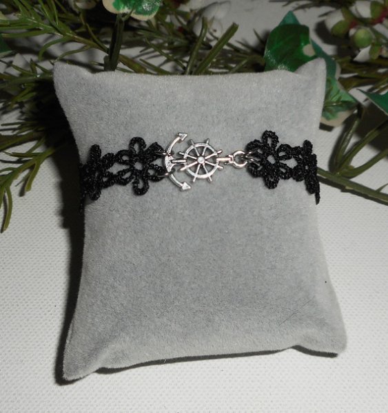 Originalarmband med ankare och roder på svart spets.