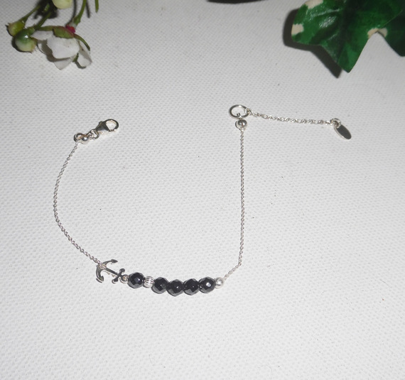 Originalarmband i marinbläck och små hematitpärlor på en kedja i 925 silver.