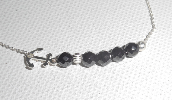 Originalarmband i marinbläck och små hematitpärlor på en kedja i 925 silver.