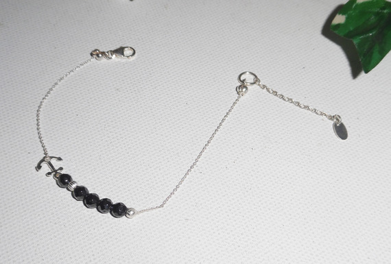 Originalarmband i marinbläck och små hematitpärlor på en kedja i 925 silver.