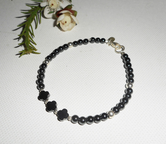 Original armband blommor och små stenar i hematit med 925 silverrör