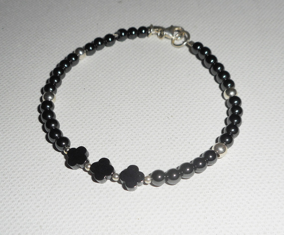 Original armband blommor och små stenar i hematit med 925 silverrör