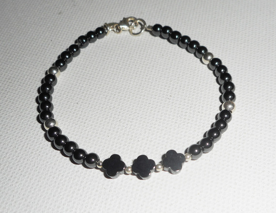 Original armband blommor och små stenar i hematit med 925 silverrör