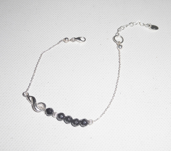 Original armband med noter och hematitpärlor på 925 silverkedja