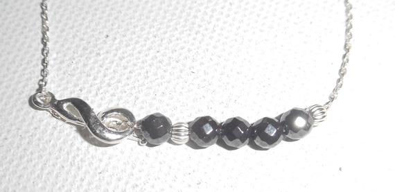 Original armband med noter och hematitpärlor på 925 silverkedja