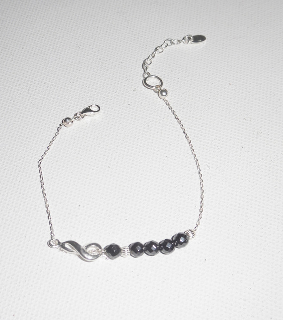 Original armband med noter och hematitpärlor på 925 silverkedja