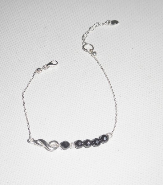 Original armband med noter och hematitpärlor på 925 silverkedja