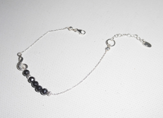 Original armband med noter och hematitpärlor på 925 silverkedja